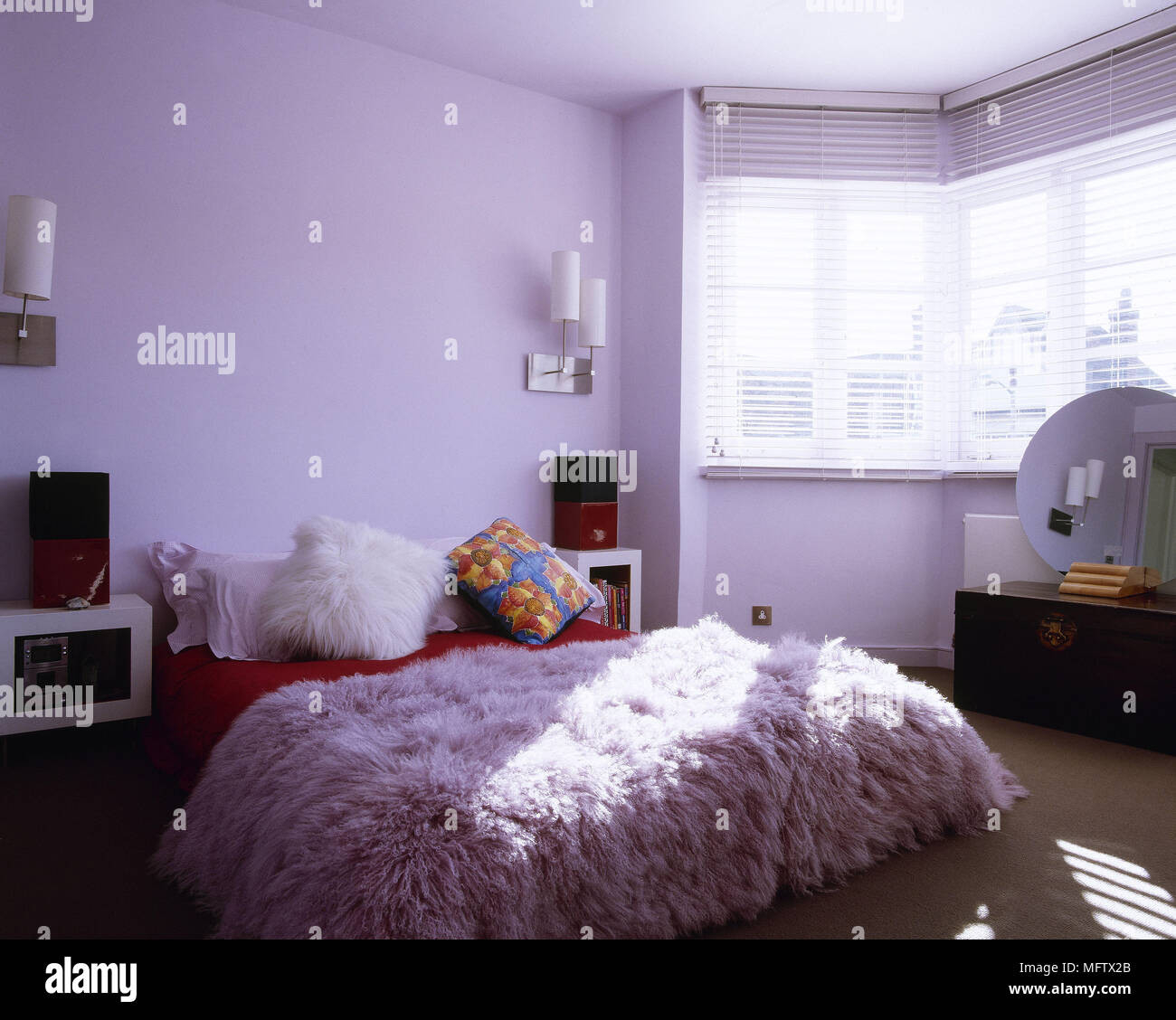 Lavendel Schlafzimmer Mit Doppelbett Und Texturierte Rosa within Lavendel Im Schlafzimmer