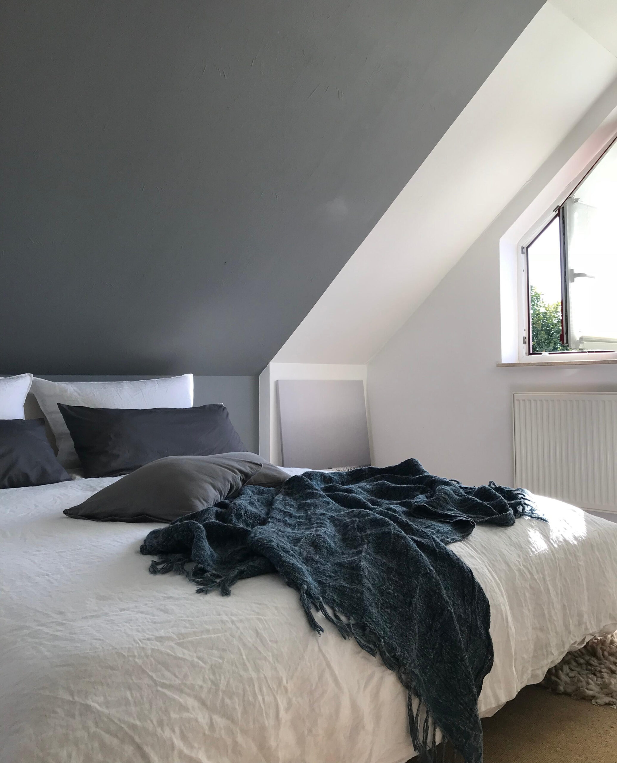 Sunday ☀️ #Schlafzimmer #Dachschräge #Wandfarbe #Lei throughout Schlafzimmer Dachschräge Farbe