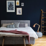 Schlafzimmer Mit Blauer Wand Und … – Bild Kaufen – 11459581 With Regard To Dunkelblaue Wand Schlafzimmer